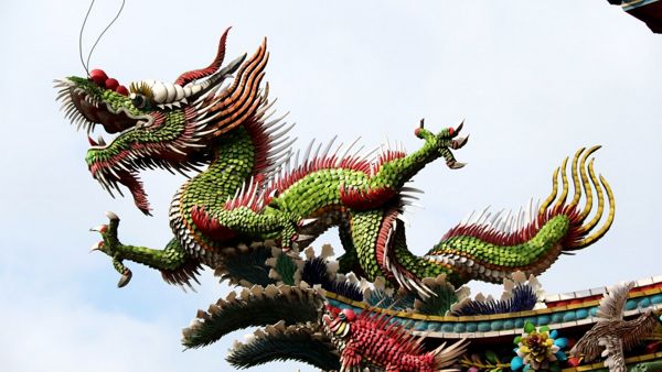 Dragon d'ornement sur un temple chinois en couleur
